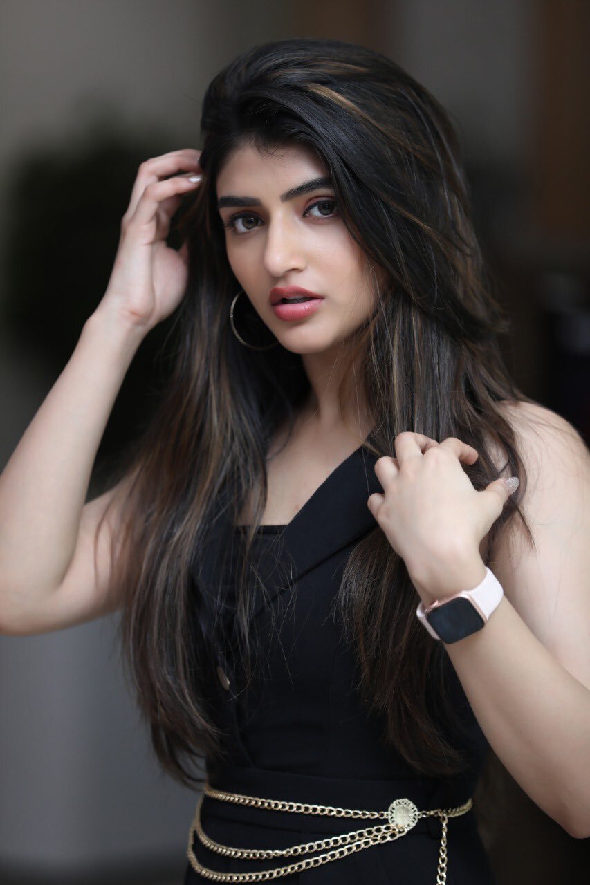 Sree Leela : కవ్విస్తున్న తెలుగమ్మాయి.. హాట్ టాపిక్ గా మారుతున్న శ్రీ లీల గ్లామరస్ ఫోటోలు..