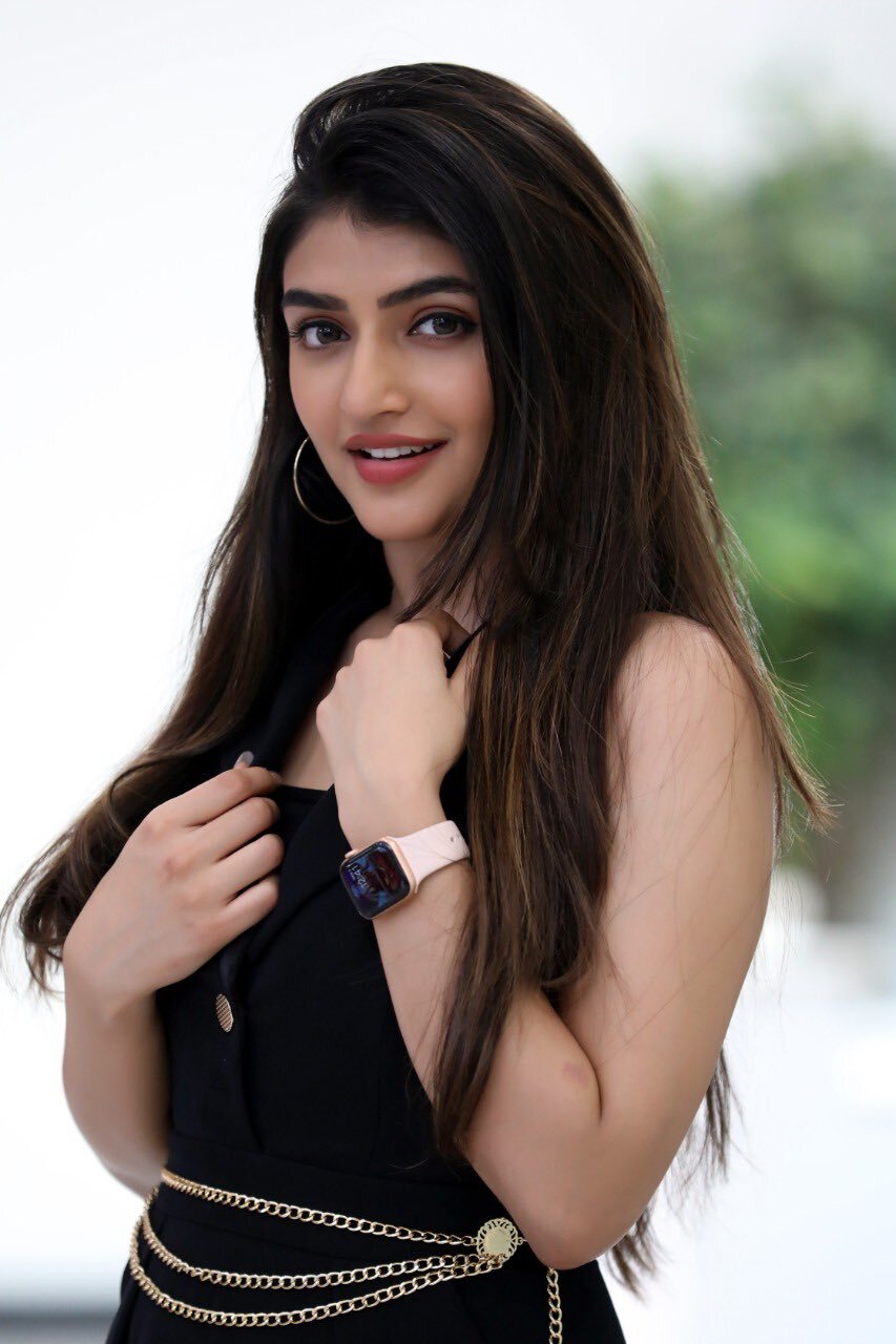 Sree Leela : కవ్విస్తున్న తెలుగమ్మాయి.. హాట్ టాపిక్ గా మారుతున్న శ్రీ లీల గ్లామరస్ ఫోటోలు..