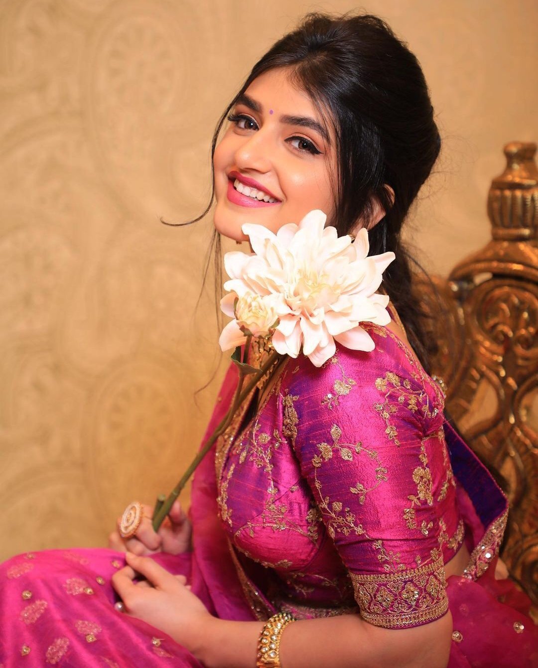 Sree Leela : కవ్విస్తున్న తెలుగమ్మాయి.. హాట్ టాపిక్ గా మారుతున్న శ్రీ లీల గ్లామరస్ ఫోటోలు..