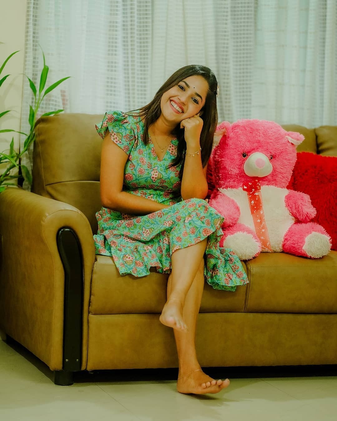 ടെഡ്ഡി ബെയറിനെ ചേര്‍ത്തുപിടിച്ച് അമൃത; ക്യൂട്ട് ചിത്രങ്ങള്‍ കാണാം