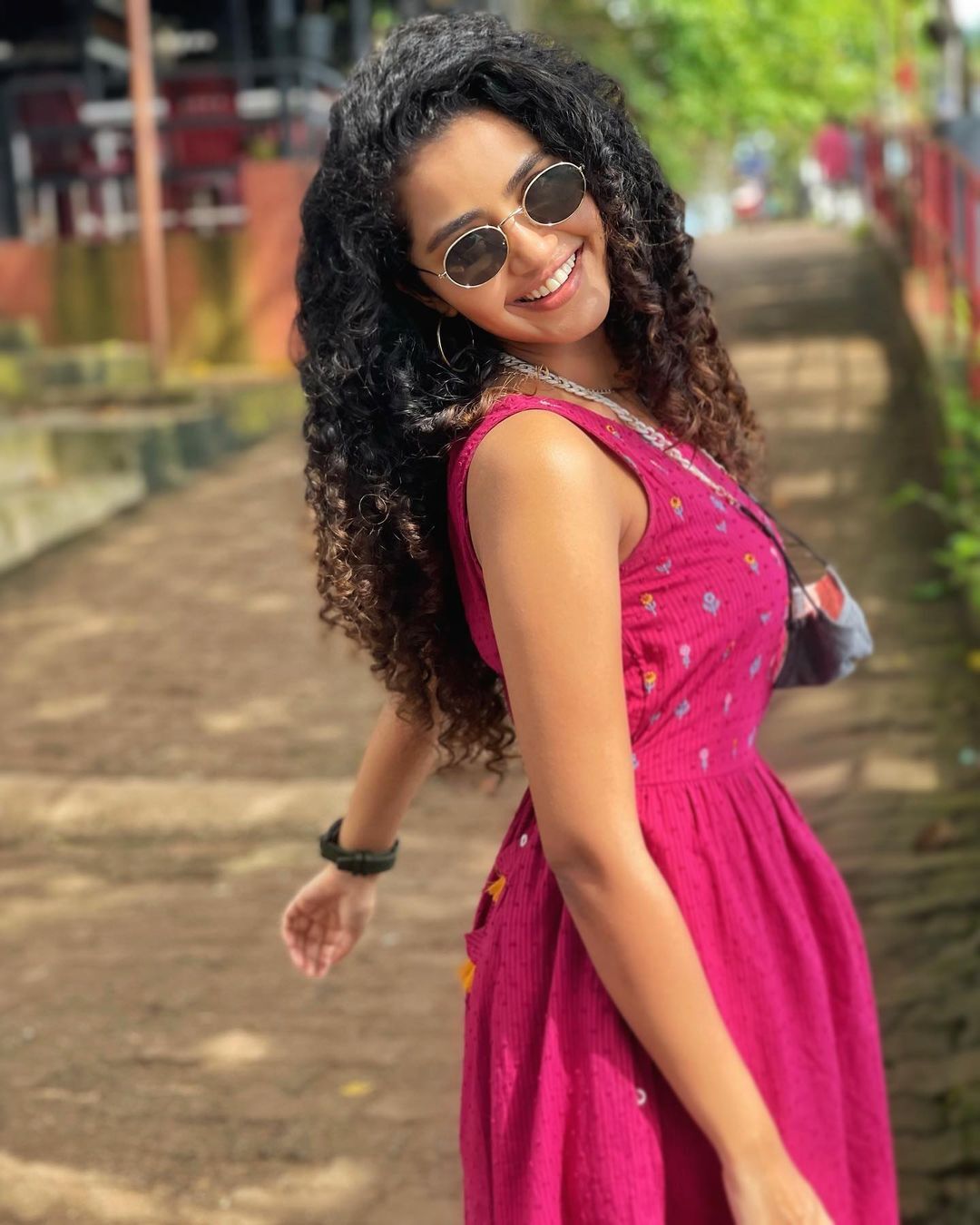 ചിരിയുണർത്തും ഭാവങ്ങളുമായി അനുപമ പരമേശ്വരൻ; ചിത്രങ്ങൾ