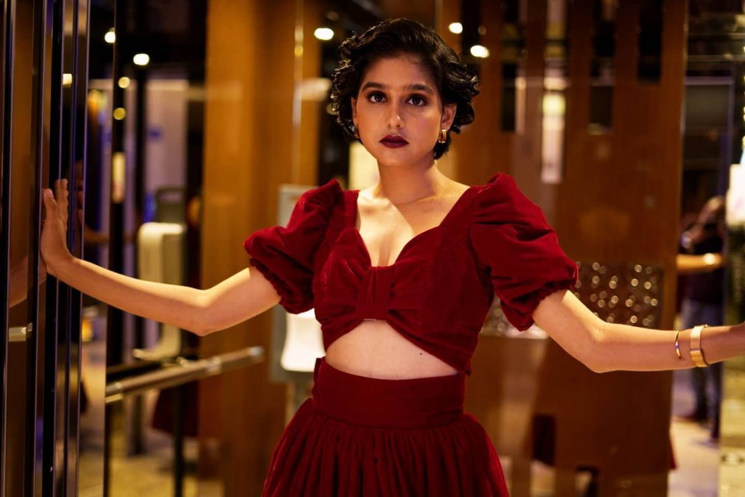 ഇപ്പത്തെ പിള്ളേര് പൊളിയല്ലേ! ഗ്ലാമറസ് ലുക്കിൽ അനശ്വര 
