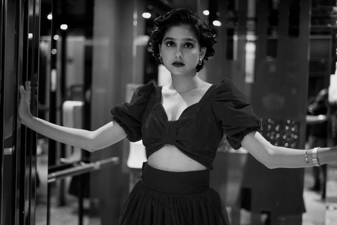 ഇപ്പത്തെ പിള്ളേര് പൊളിയല്ലേ! ഗ്ലാമറസ് ലുക്കിൽ അനശ്വര 