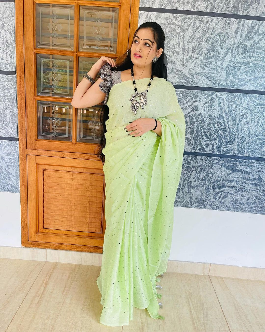 സാരിയിൽ അതിസുന്ദരിയായി കൂടെവിടെ താരം; മാൻവിയുടെ ചിത്രങ്ങൾ