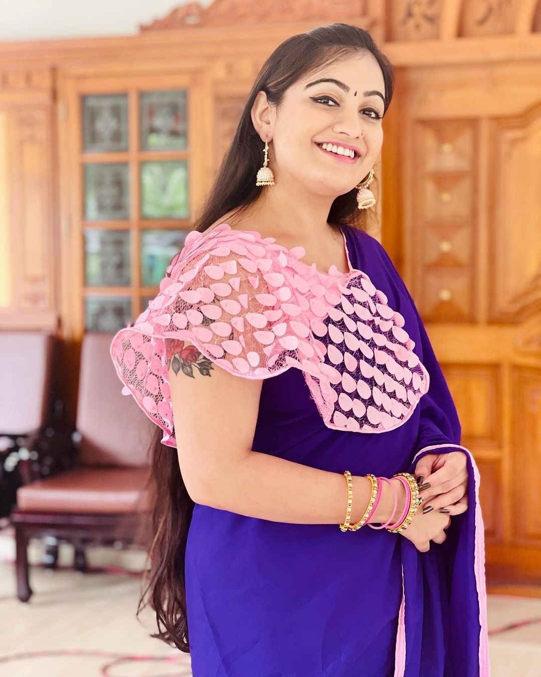 സാരിയിൽ അതിസുന്ദരിയായി കൂടെവിടെ താരം; മാൻവിയുടെ ചിത്രങ്ങൾ