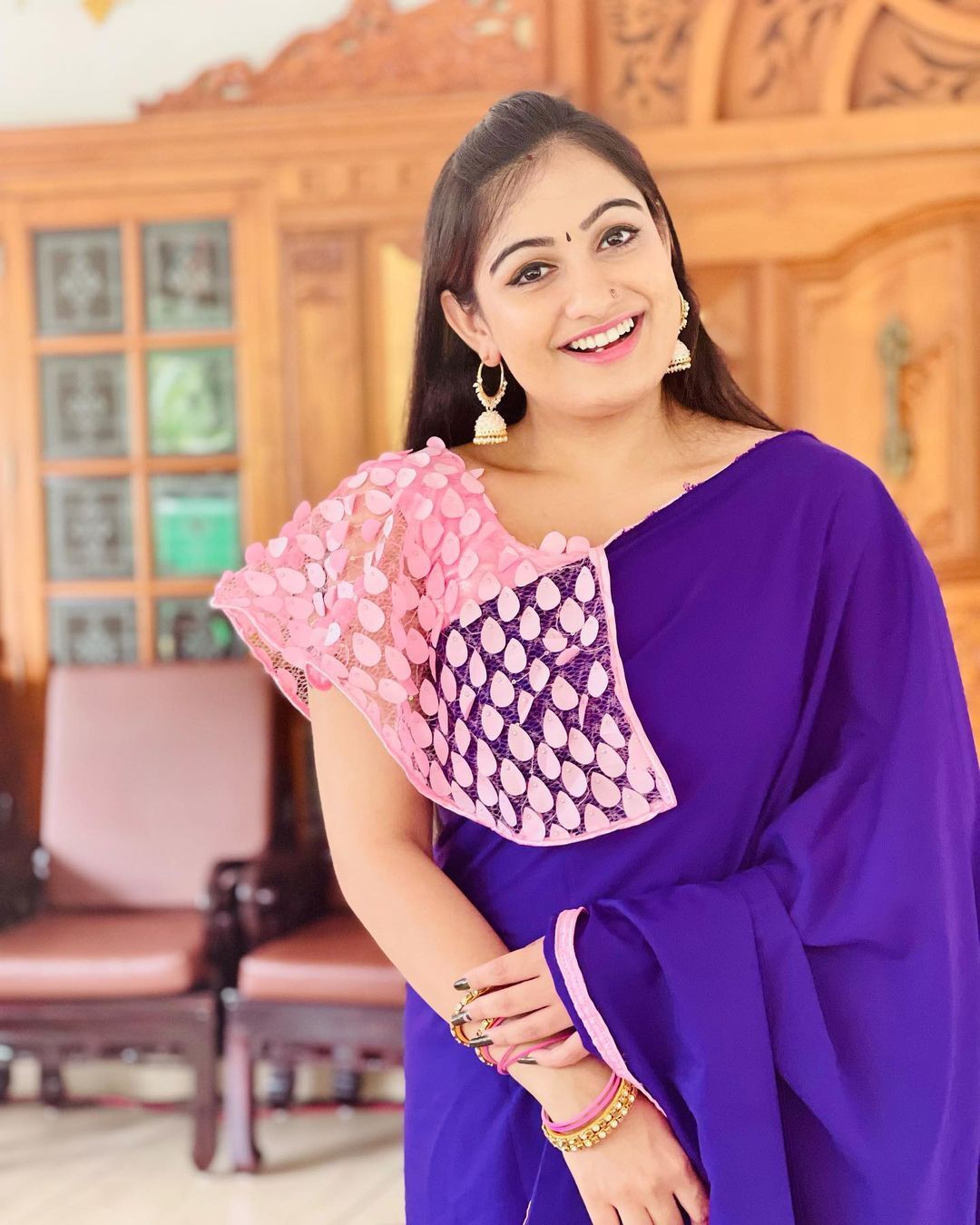 സാരിയിൽ അതിസുന്ദരിയായി കൂടെവിടെ താരം; മാൻവിയുടെ ചിത്രങ്ങൾ