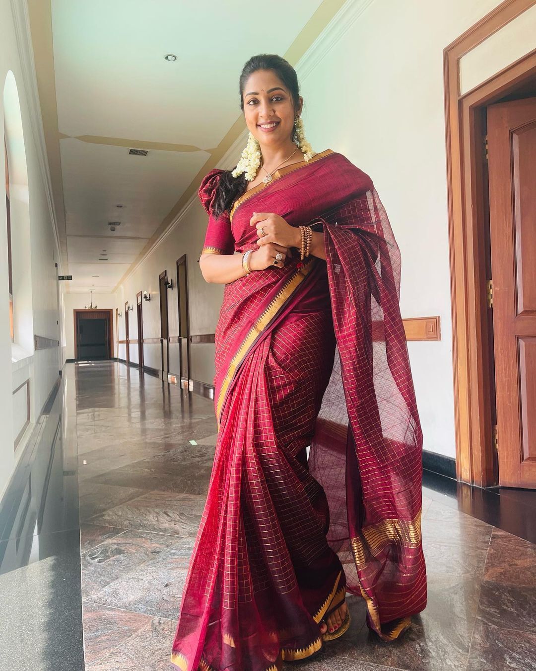 ആ ഒരുത്തി അവളൊരുത്തി; സാരിയില്‍ സുന്ദരിയായി നവ്യ നായര്‍