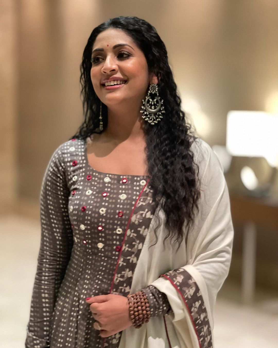 ആ ഒരുത്തി അവളൊരുത്തി; സാരിയില്‍ സുന്ദരിയായി നവ്യ നായര്‍