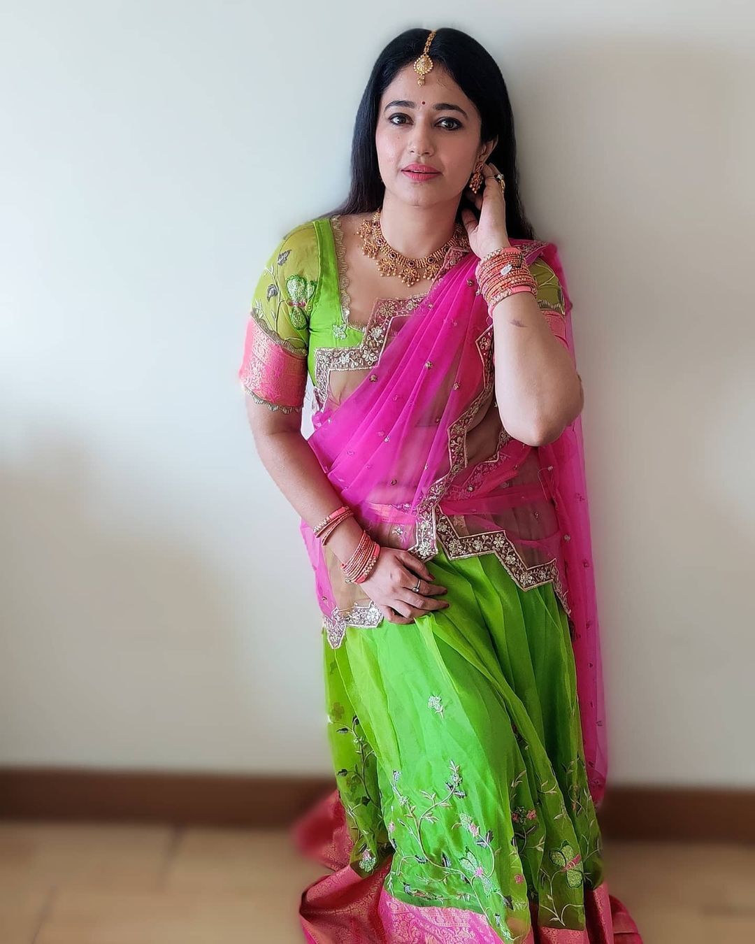 பச்சை நிற பாவாடை தாவணியில் கிறங்க வைக்கும் பிரபல நடிகை... காதலருடன் டூர் முடிந்த கையோடு கலக்கல் போட்டோ ஷூட்!