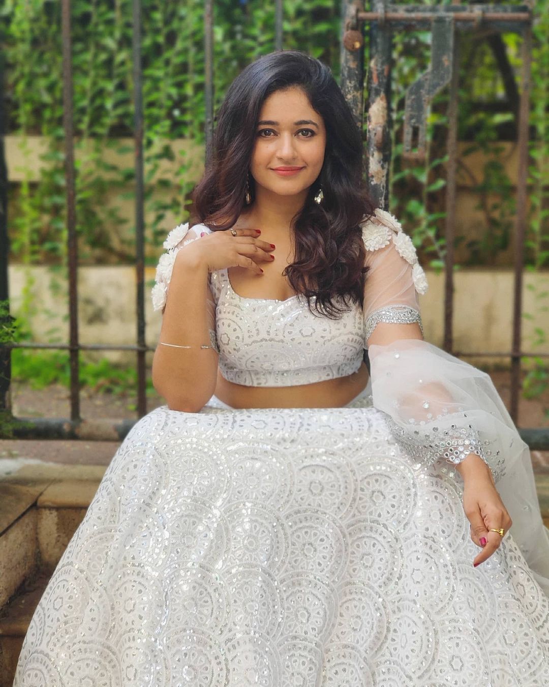 பச்சை நிற பாவாடை தாவணியில் கிறங்க வைக்கும் பிரபல நடிகை... காதலருடன் டூர் முடிந்த கையோடு கலக்கல் போட்டோ ஷூட்!