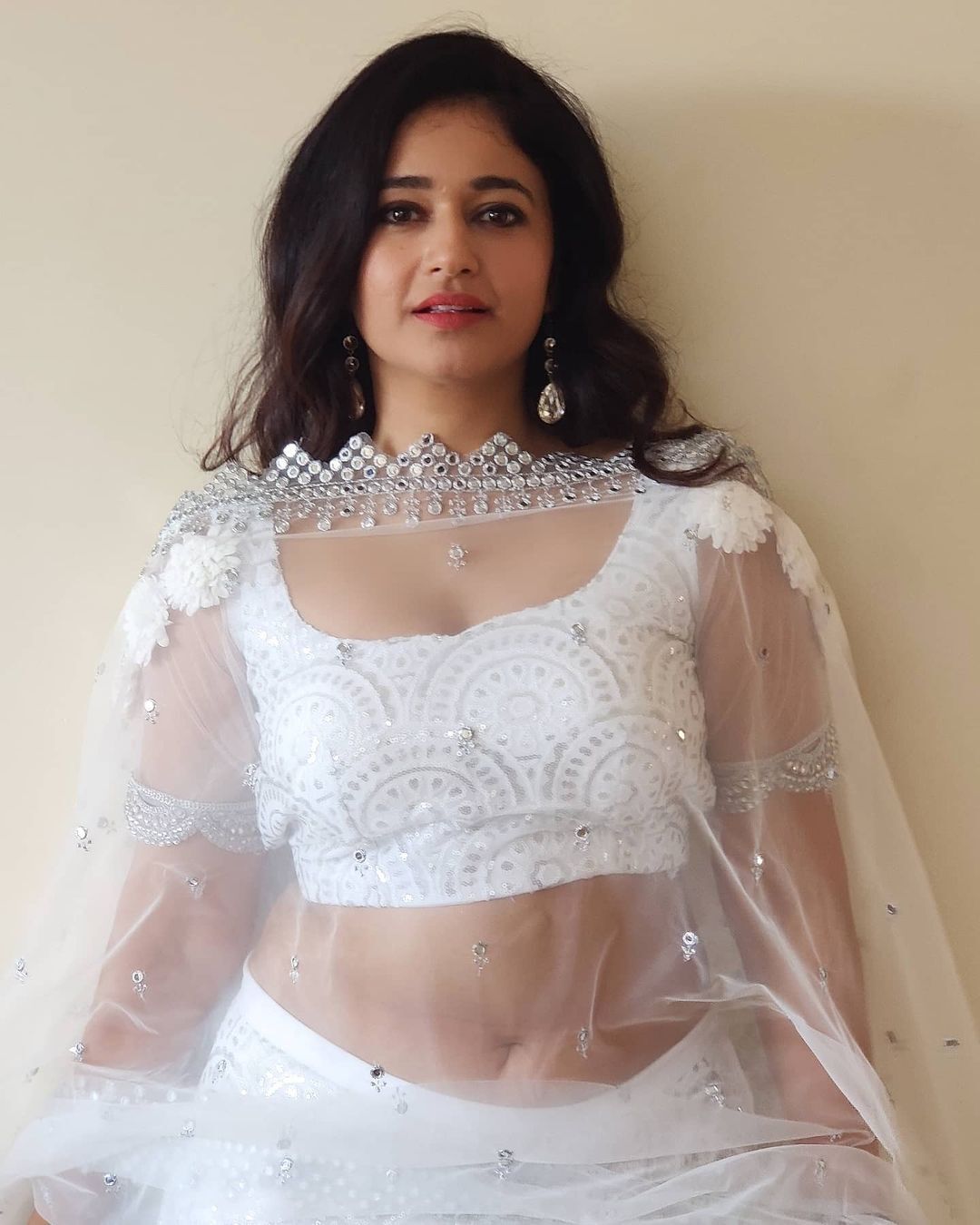 பச்சை நிற பாவாடை தாவணியில் கிறங்க வைக்கும் பிரபல நடிகை... காதலருடன் டூர் முடிந்த கையோடு கலக்கல் போட்டோ ஷூட்!