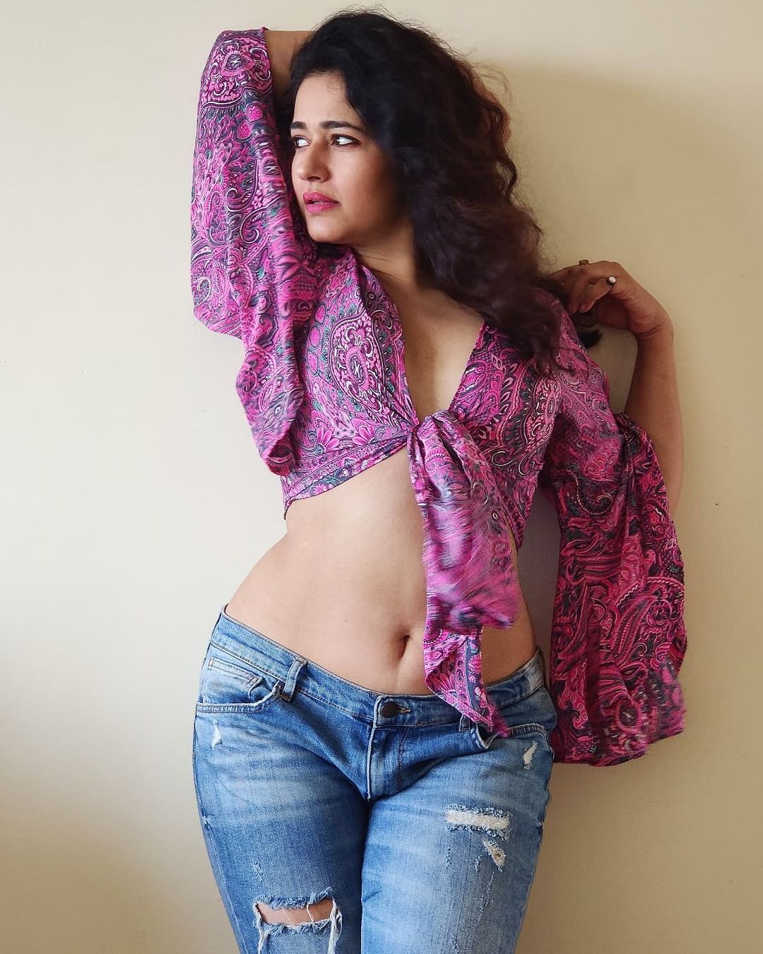 பச்சை நிற பாவாடை தாவணியில் கிறங்க வைக்கும் பிரபல நடிகை... காதலருடன் டூர் முடிந்த கையோடு கலக்கல் போட்டோ ஷூட்!