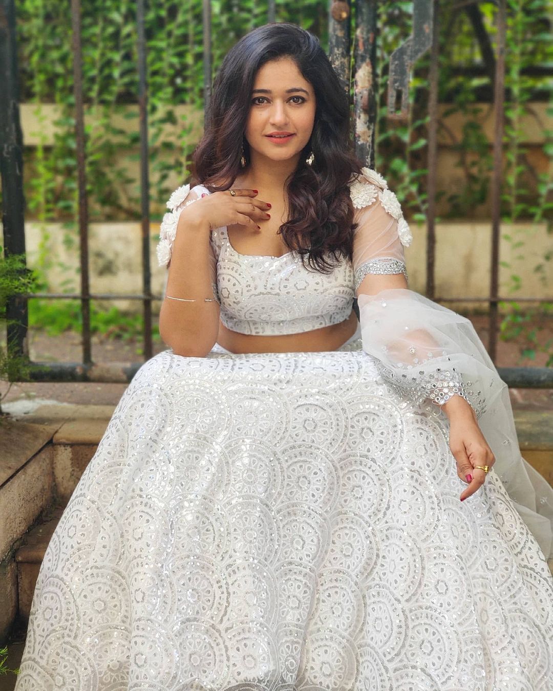 பச்சை நிற பாவாடை தாவணியில் கிறங்க வைக்கும் பிரபல நடிகை... காதலருடன் டூர் முடிந்த கையோடு கலக்கல் போட்டோ ஷூட்!