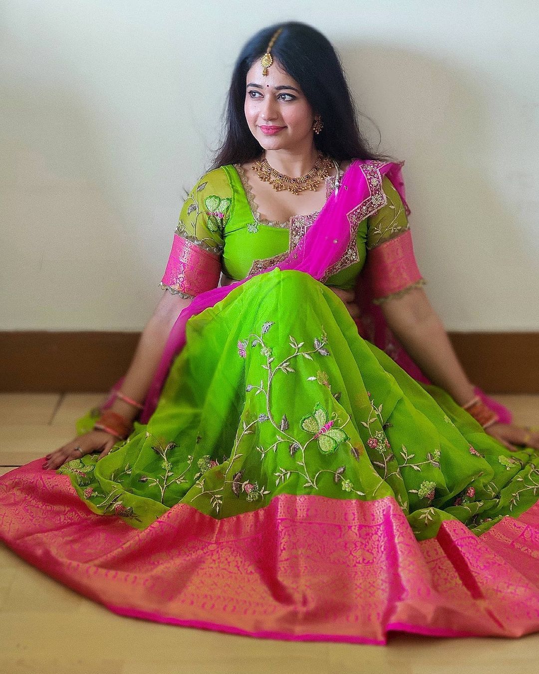 பச்சை நிற பாவாடை தாவணியில் கிறங்க வைக்கும் பிரபல நடிகை... காதலருடன் டூர் முடிந்த கையோடு கலக்கல் போட்டோ ஷூட்!