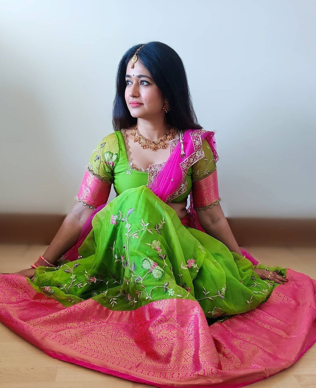 பச்சை நிற பாவாடை தாவணியில் கிறங்க வைக்கும் பிரபல நடிகை... காதலருடன் டூர் முடிந்த கையோடு கலக்கல் போட்டோ ஷூட்!