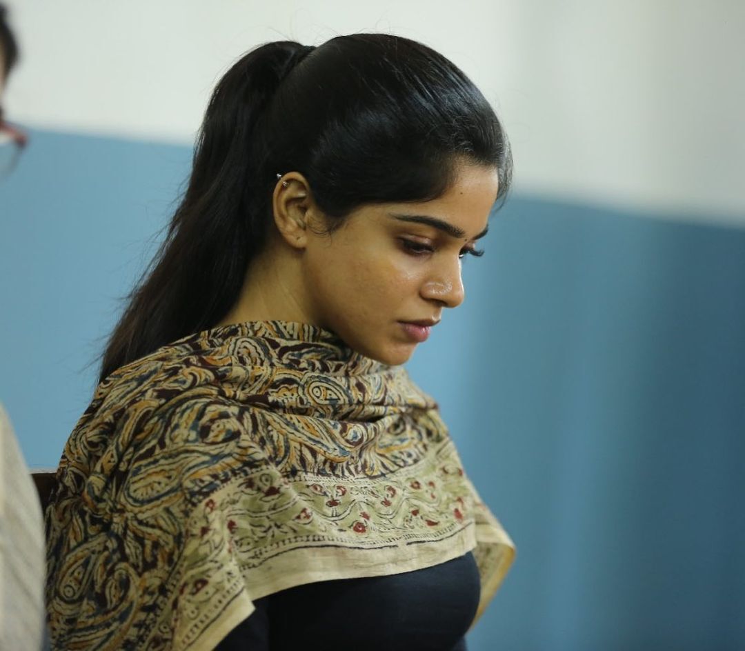 നീലയണിഞ്ഞ് ഹോട്ടായി ദിവ്യ ഭാരതി; ഗ്ലാമറസ് ചിത്രങ്ങളിതാ