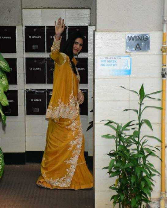 Katrina Kaif leaves for Kalina Airport, Vicky Kaushal snapped at Airport