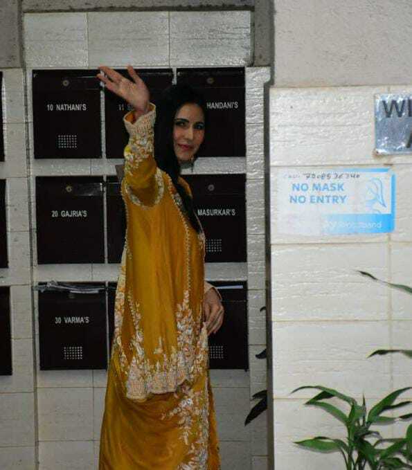 Katrina Kaif leaves for Kalina Airport, Vicky Kaushal snapped at Airport