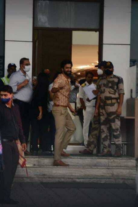 Katrina Kaif leaves for Kalina Airport, Vicky Kaushal snapped at Airport