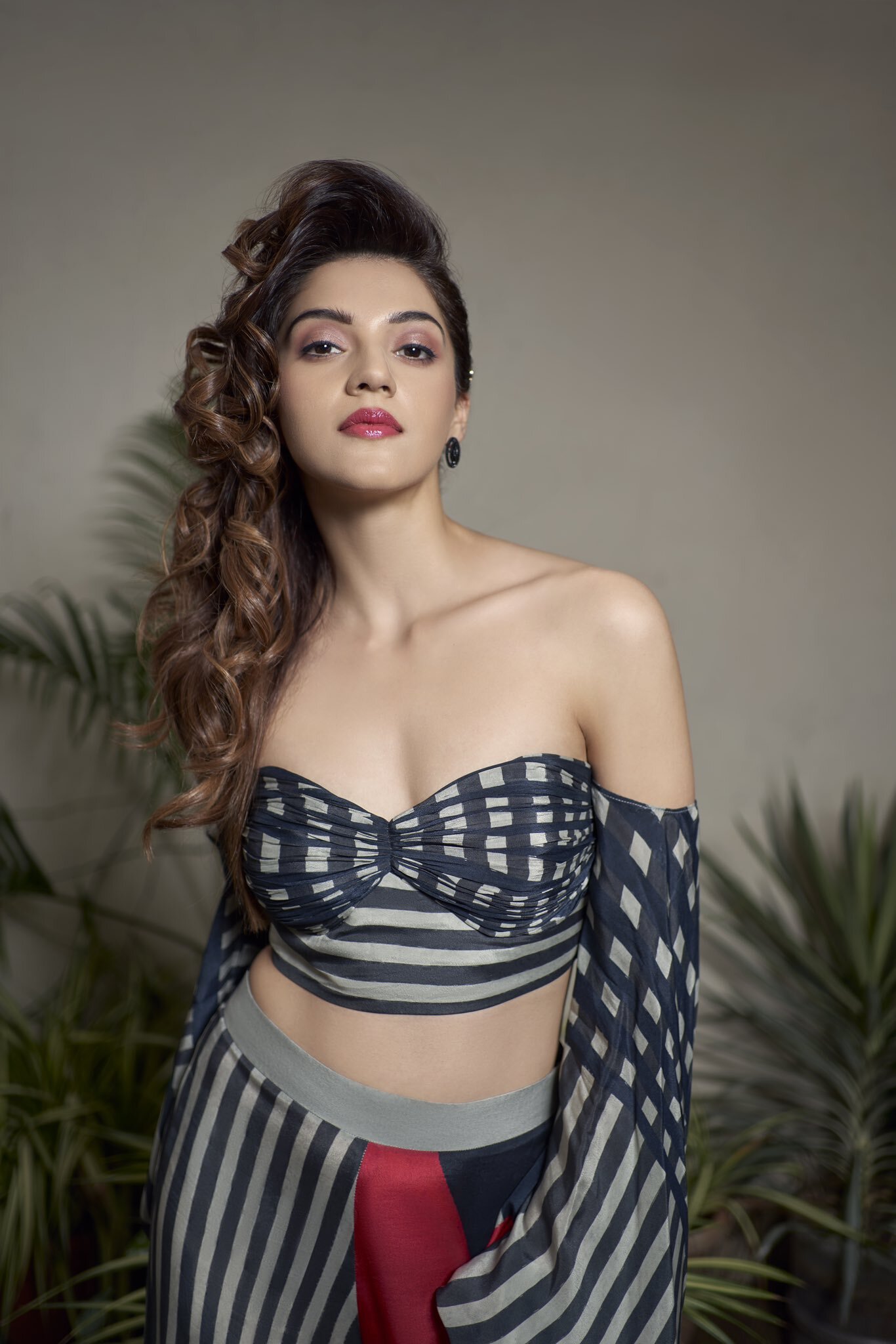 హాట్ షోతో రచ్చ చేసిన మెహ్రీన్ కౌర్ ఫిర్జాదా: ఆమెను ఇలాంటి ఫోజుల్లో ఎప్పుడైనా చూశారా?