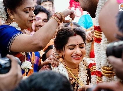 கல்யாணம் தான் கட்டிக்கிட்டு ஓடிப்போலாமா.. சீரியல் நடிகை நக்‌ஷத்ராவின் க்யூட் திருமண புகைப்படங்கள்!