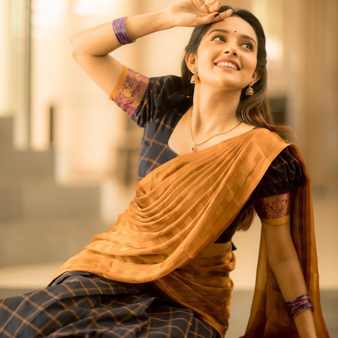 സ്റ്റൈലിഷ് ലുക്കിൽ മഹിമ നമ്പ്യാർ; ആളാകെ മാറിയെന്ന് ആരാധകർ