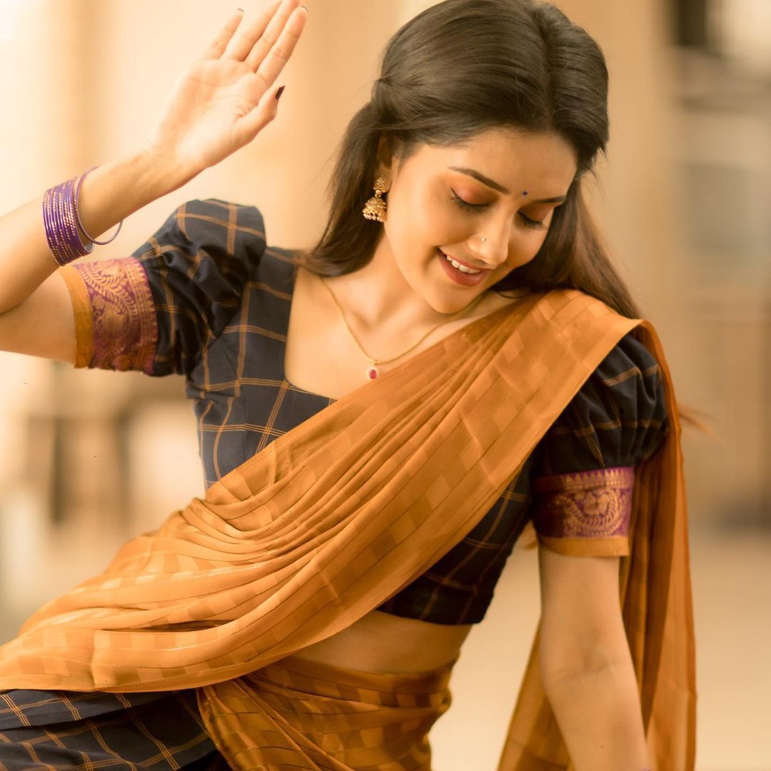 സ്റ്റൈലിഷ് ലുക്കിൽ മഹിമ നമ്പ്യാർ; ആളാകെ മാറിയെന്ന് ആരാധകർ