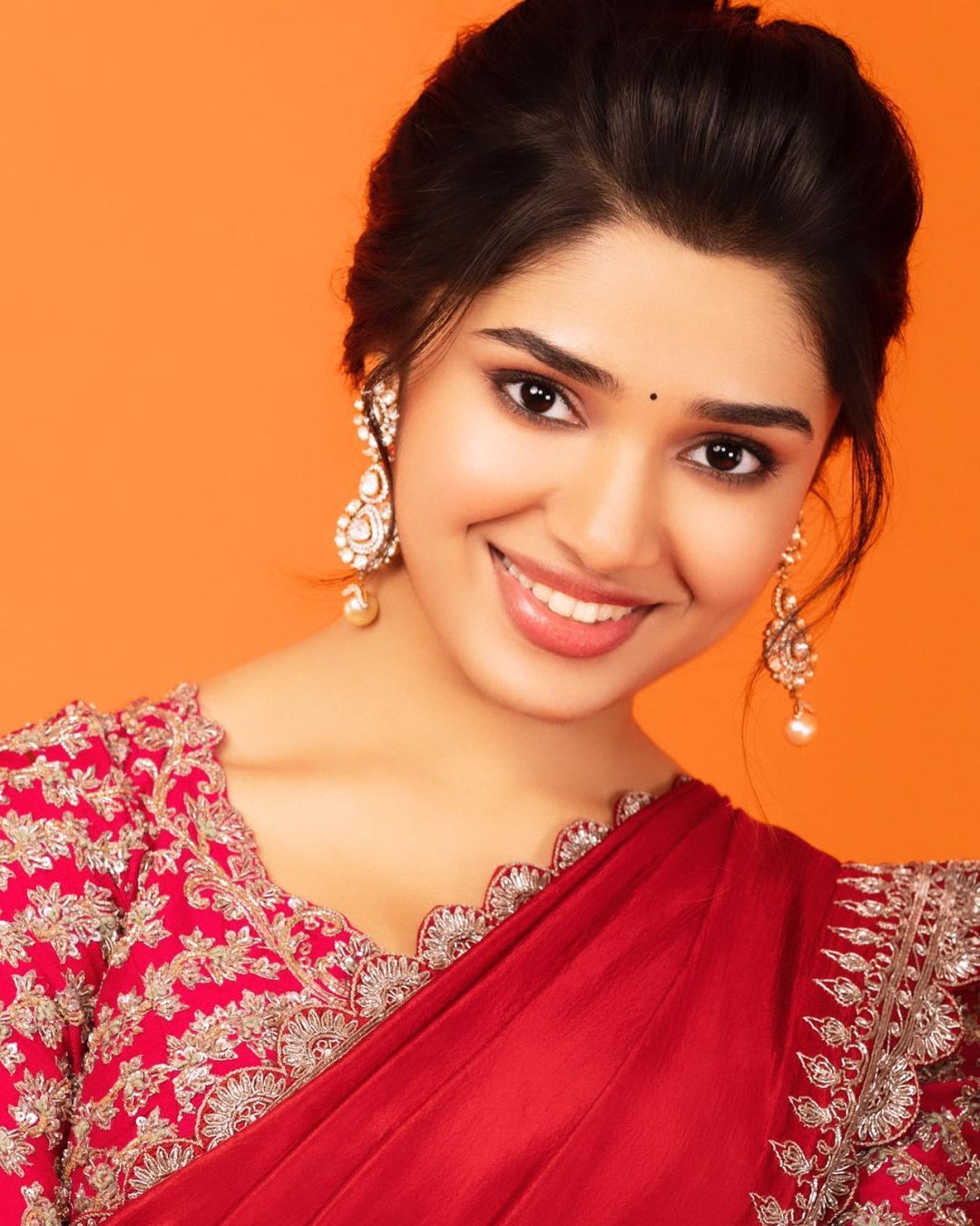 സിമ്പിൾ ലുക്കിൽ നാടൻ സുന്ദരിയായി  നടി, ചിത്രം കാണാം