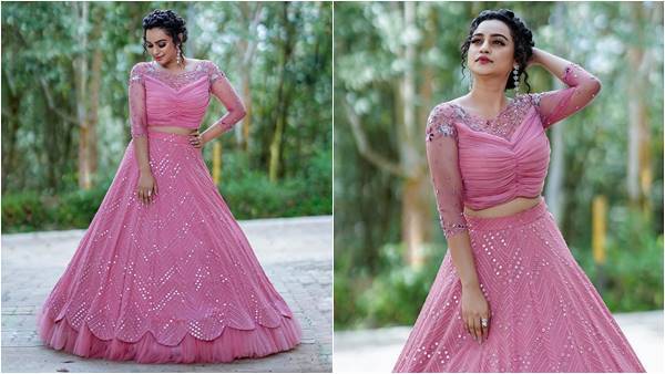 പിങ്കില്‍ തിളങ്ങി ലക്ഷ്മി നക്ഷത്ര; നക്ഷത്രസുന്ദരിയെന്ന് ആരാധകര്‍