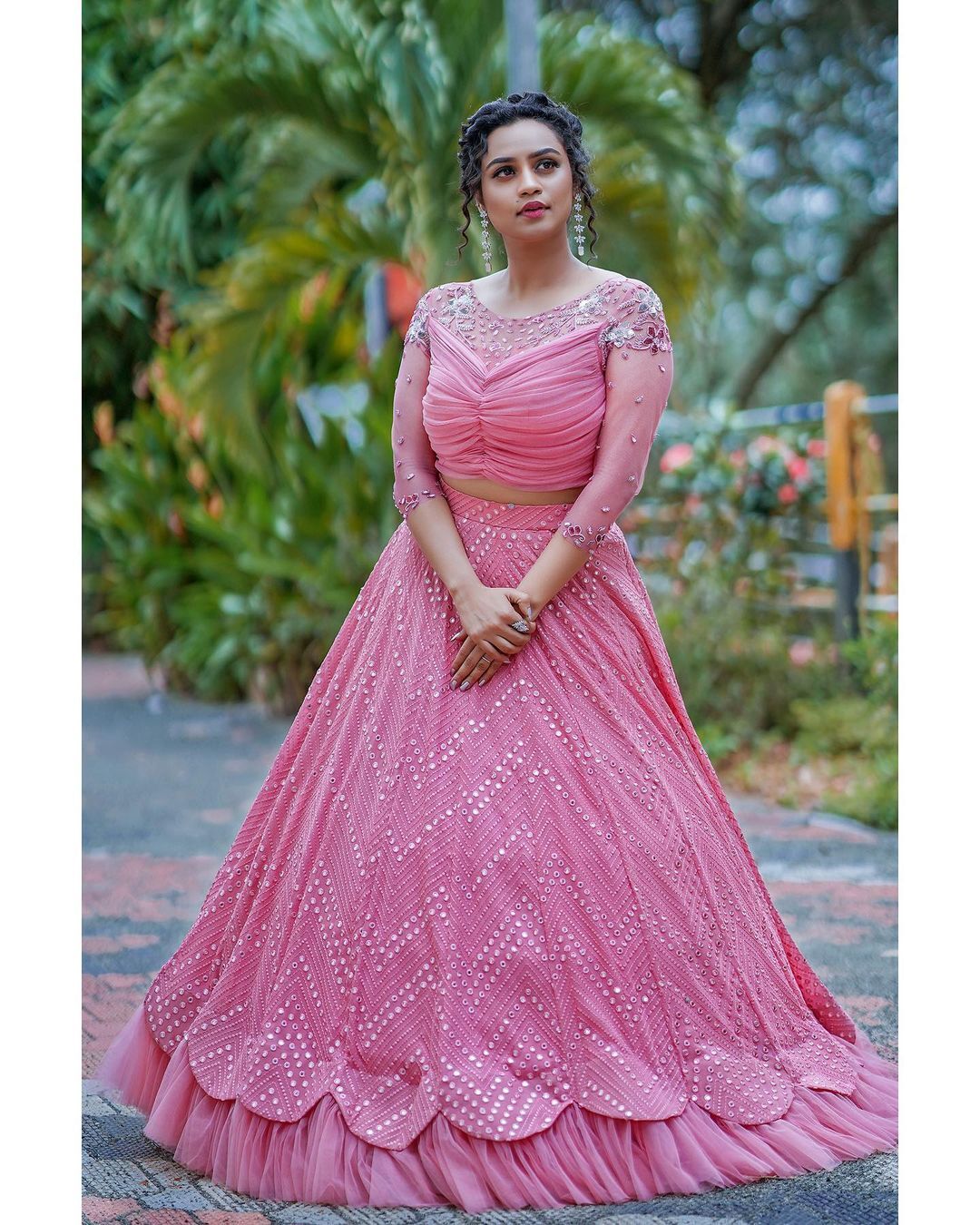 പിങ്കില്‍ തിളങ്ങി ലക്ഷ്മി നക്ഷത്ര; നക്ഷത്രസുന്ദരിയെന്ന് ആരാധകര്‍