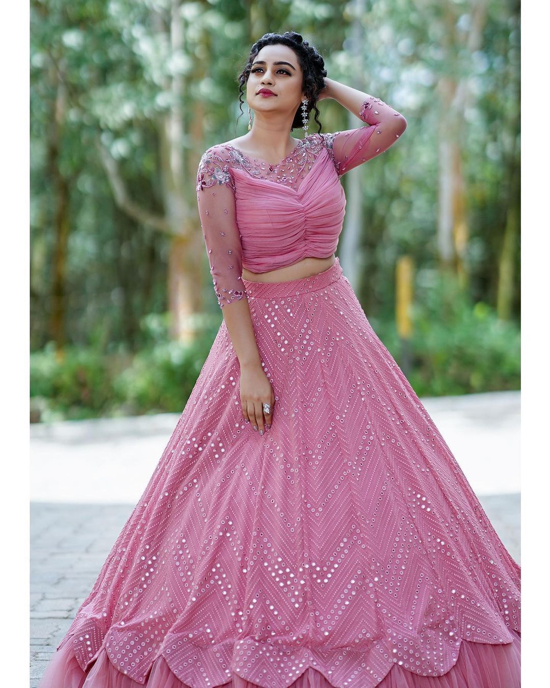 പിങ്കില്‍ തിളങ്ങി ലക്ഷ്മി നക്ഷത്ര; നക്ഷത്രസുന്ദരിയെന്ന് ആരാധകര്‍