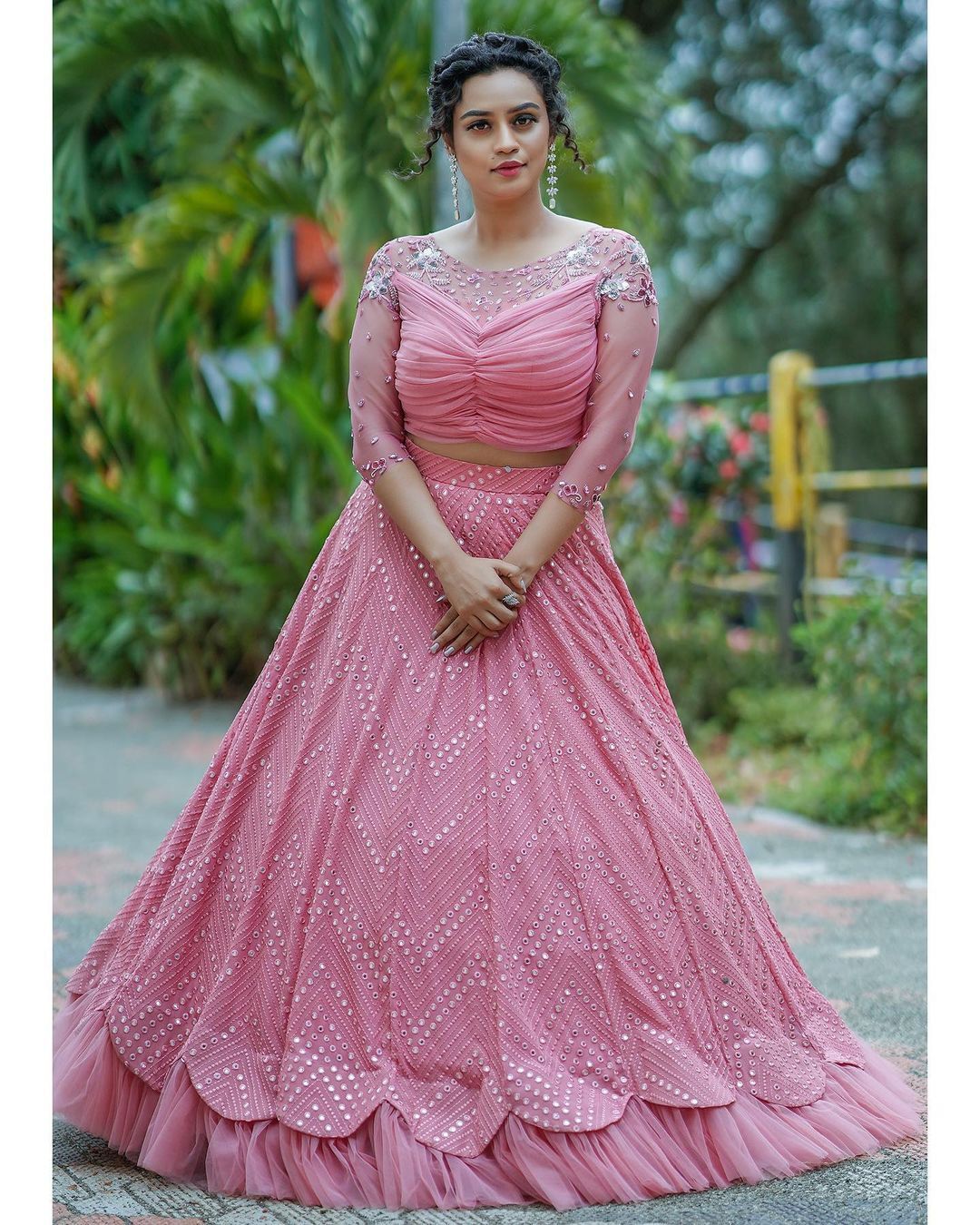 പിങ്കില്‍ തിളങ്ങി ലക്ഷ്മി നക്ഷത്ര; നക്ഷത്രസുന്ദരിയെന്ന് ആരാധകര്‍
