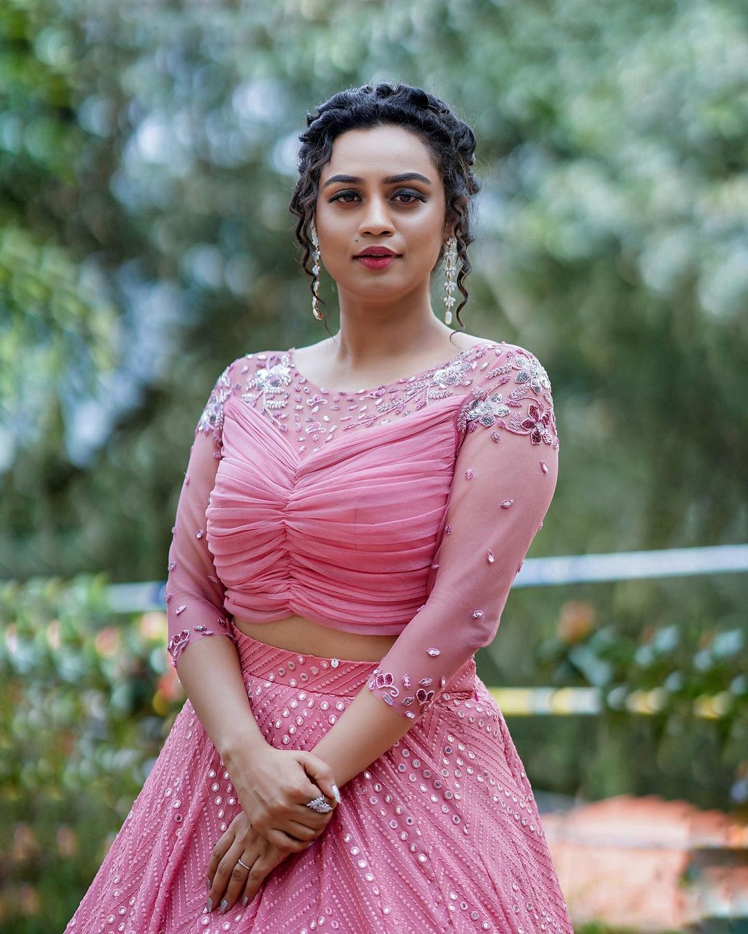 പിങ്കില്‍ തിളങ്ങി ലക്ഷ്മി നക്ഷത്ര; നക്ഷത്രസുന്ദരിയെന്ന് ആരാധകര്‍