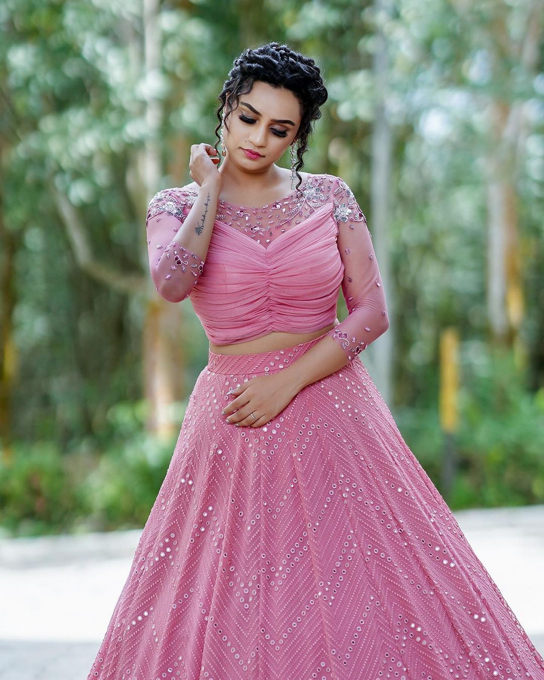 പിങ്കില്‍ തിളങ്ങി ലക്ഷ്മി നക്ഷത്ര; നക്ഷത്രസുന്ദരിയെന്ന് ആരാധകര്‍
