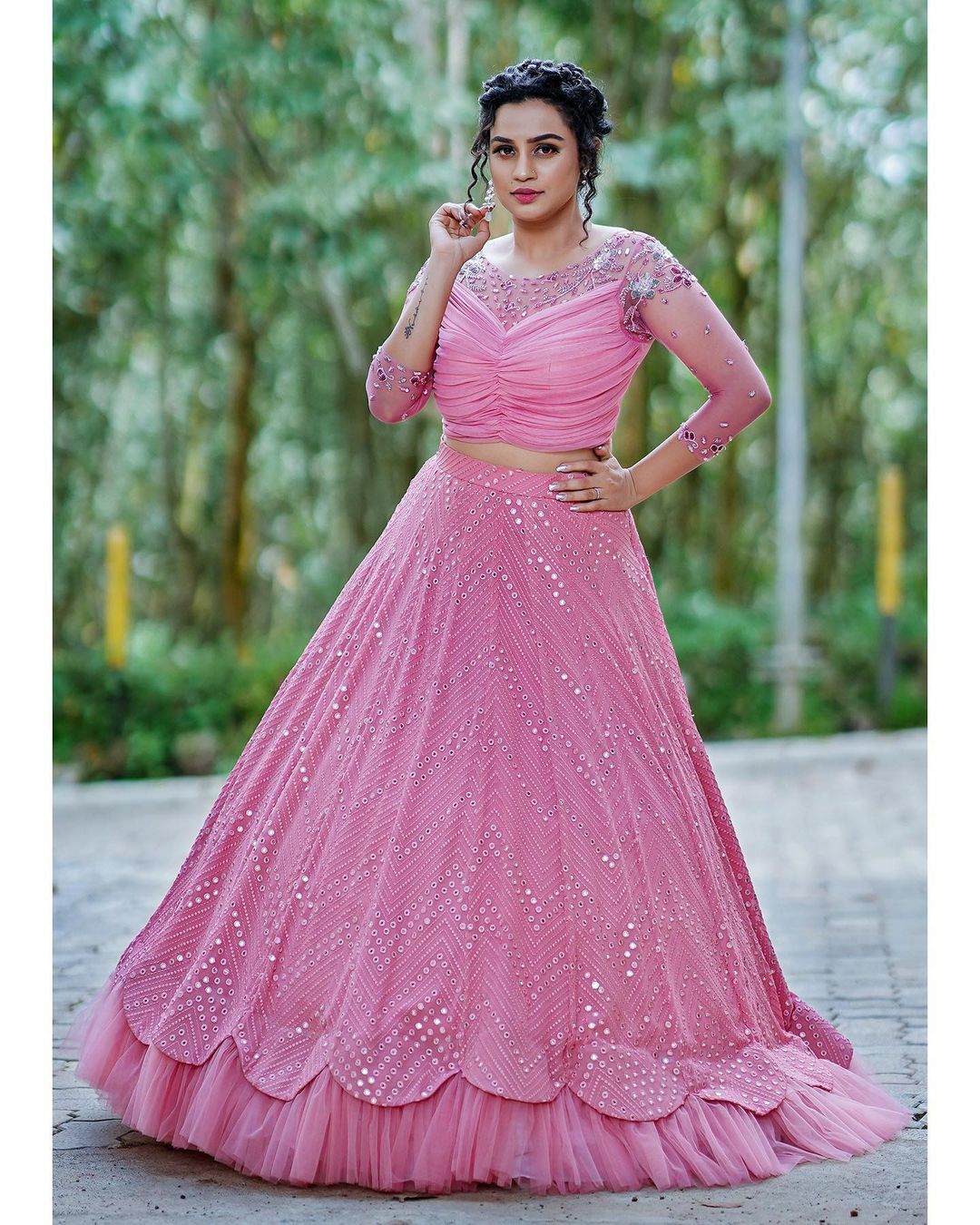 പിങ്കില്‍ തിളങ്ങി ലക്ഷ്മി നക്ഷത്ര; നക്ഷത്രസുന്ദരിയെന്ന് ആരാധകര്‍