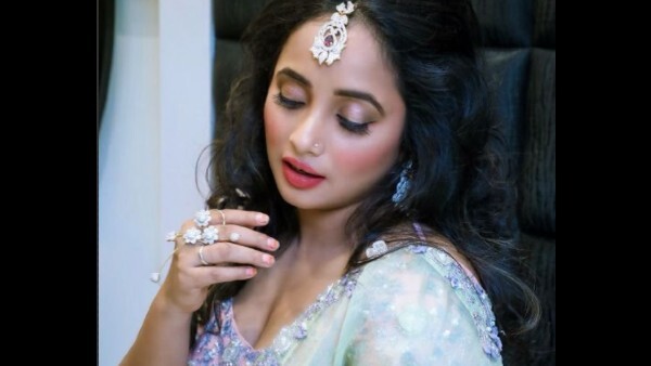 भोजपुरी एक्ट्रेस रानी चटर्जी की सेक्सी देसी तस्वीरें, लगा रही हैं आग