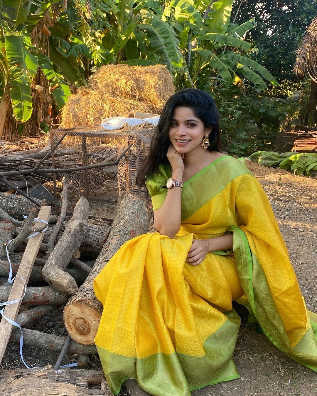 மஞ்ச காட்டு மைனாவாக மாறிய பேச்சுலர் பட நாயகி.. திவ்யபாரதியின் ஹோம்லி பிக்ஸ்!