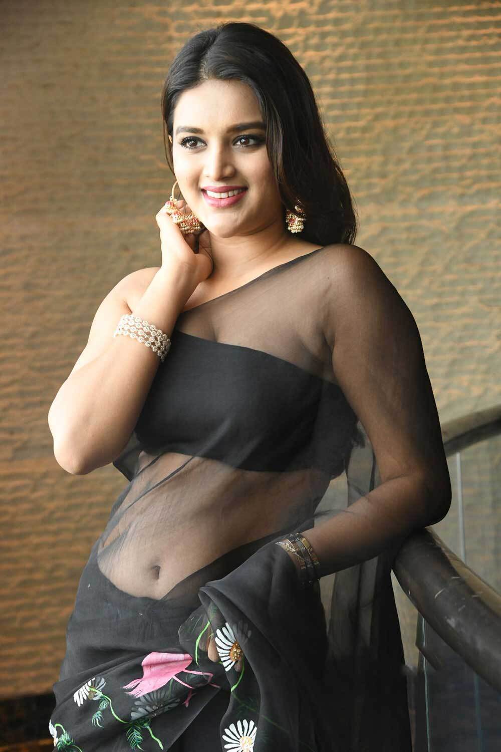 கருப்பு சேலையில் இடைதெரிய போஸ் கொடுத்த நிதி அகர்வால்… திணறும் இணையம் !