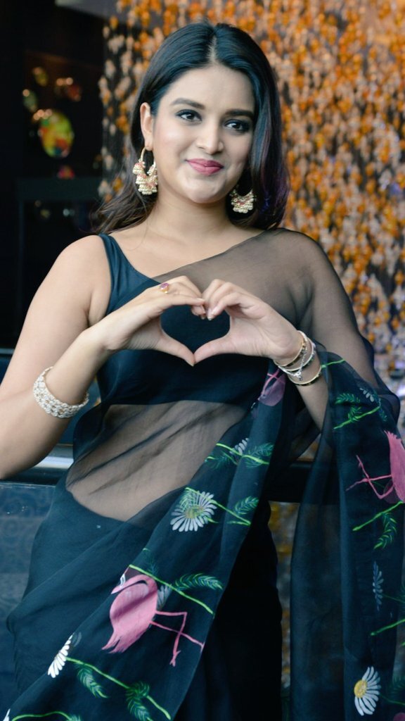 கருப்பு சேலையில் இடைதெரிய போஸ் கொடுத்த நிதி அகர்வால்… திணறும் இணையம் !