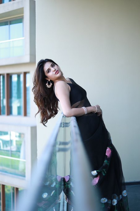 கருப்பு சேலையில் இடைதெரிய போஸ் கொடுத்த நிதி அகர்வால்… திணறும் இணையம் !