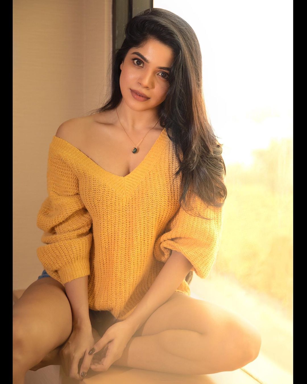 பேச்சுலர்களை கதறவிடும் பேரழகி.. நடிகை திவ்ய பாரதியின் கலக்கல் பிக்ஸ்!