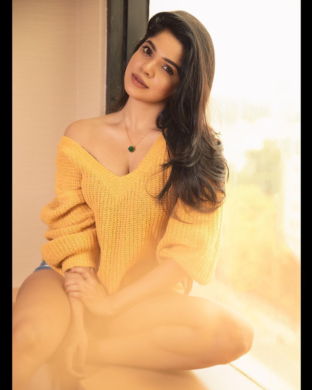பேச்சுலர்களை கதறவிடும் பேரழகி.. நடிகை திவ்ய பாரதியின் கலக்கல் பிக்ஸ்!