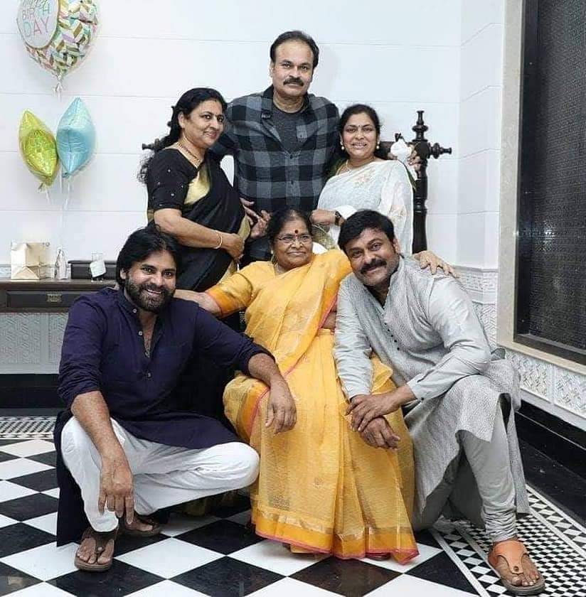 HBD Anjana Devi: చిరు, పవన్‌తో అంజనా దేవి రేర్ ఫొటోలు.. మీరెప్పుడూ చూడని మెగా ఫ్యామిలీ పిక్స్ ఇవే