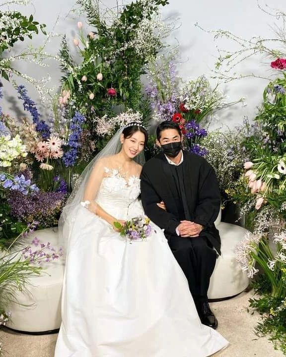 Park Shin-hye & Choi Tae Wedding Photos Go Viral
