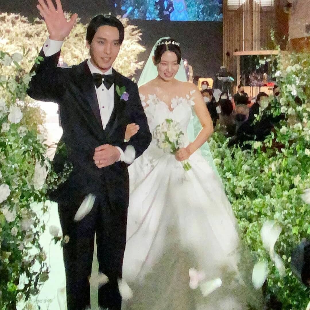 Park Shin-hye & Choi Tae Wedding Photos Go Viral