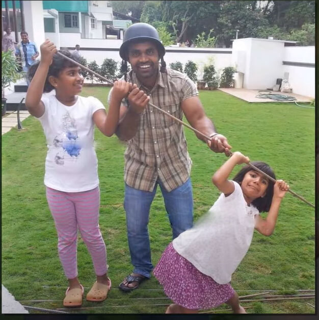 Puneeth Rajkumar With Daughters Beautiful Photos
