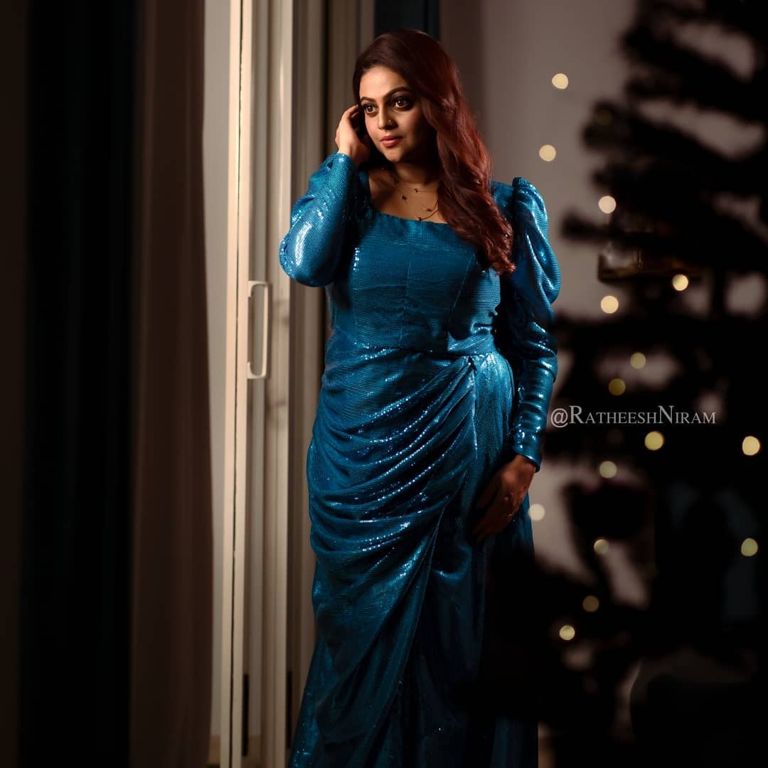 അടിമുടി നീലയണിഞ്ഞ് അശ്വതി; ന്യു ഇയറിനൊരു കിടിലന്‍ മേക്കോവര്‍