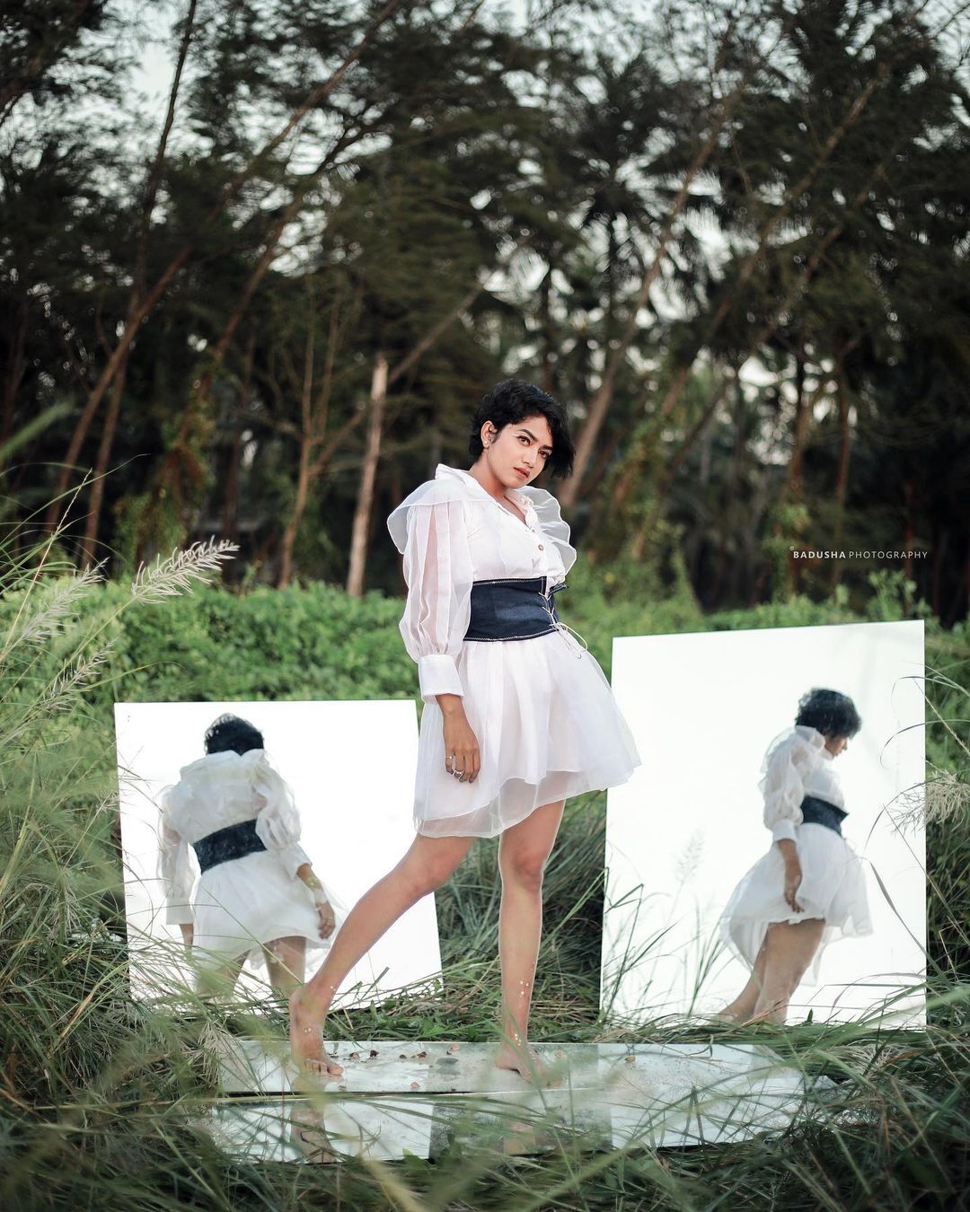 വെള്ളയില്‍ ഗ്ലാമറസായി അനാര്‍ക്കലി; ബോളിവുഡിലേക്ക് പോകുമോ എന്ന് ആരാധകര്‍