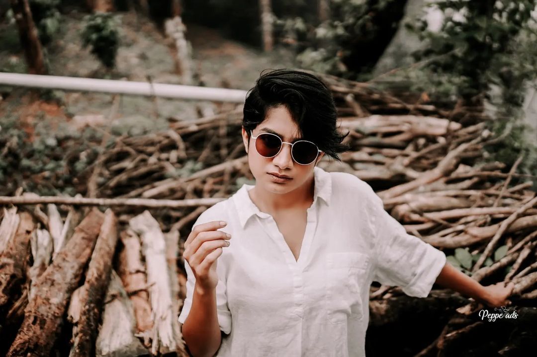 വെള്ളയില്‍ ഗ്ലാമറസായി അനാര്‍ക്കലി; ബോളിവുഡിലേക്ക് പോകുമോ എന്ന് ആരാധകര്‍