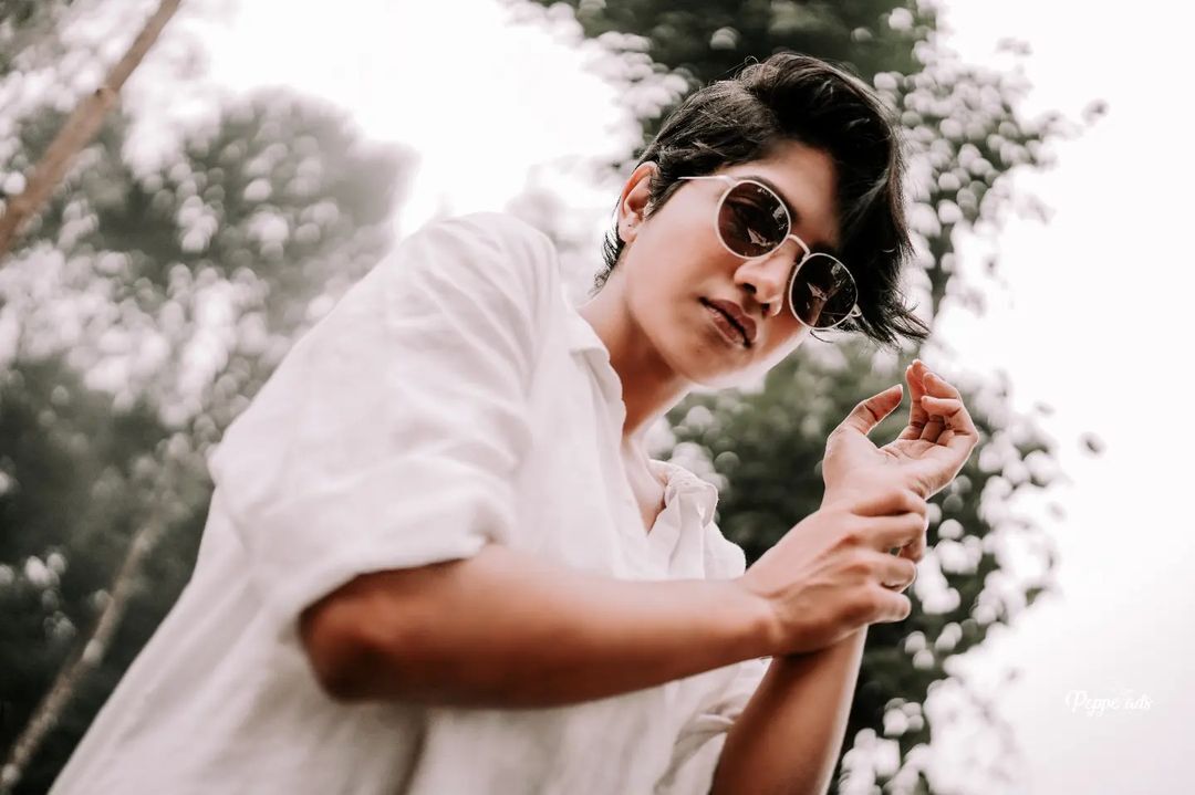 വെള്ളയില്‍ ഗ്ലാമറസായി അനാര്‍ക്കലി; ബോളിവുഡിലേക്ക് പോകുമോ എന്ന് ആരാധകര്‍